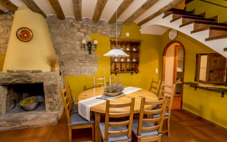 El comedor interior tiene capacidad para 6 a 8 personas 